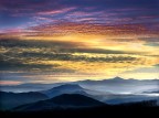 Quando il cielo si tinge dei colori dell'arcobaleno anche le prime brume del mattino si alzano, le cime delle montagne si stagliano nitide e l'occhio si perde all'infinito.
La montagna piatta e crepuscolare al centro della foto  la Pietra di Bismantova, scalata da Dante e poi cantata nella Divina Commedia.