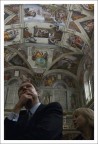 foto rubata alla cappella sistina....  sfuocata  (perch rubata appunto) ma mi piaceva la posa di lui. la gente  estasiata a guardare il capolavoro di Michelangelo!