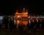 Amritsar, India.
Harmandir, noto come il Tempio D'Oro. Questa  la prima cosa che ho visto entrando nel complesso del Tempio: un'archietettura imponente, federli in preghiera, versi del Libro Sacro cantati e diffusi da un altoparlante, luci e colori, fiori e profumi. Sono una parte di ci si rende con la fotografia, ma ogni volta che guardo la foto, ricordo anche tutto il resto.