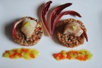 Farro al radicchio, mele e cernia con vinaigrette al kiwi. Farro al radicchio, mele e cernia con vinaigrette al kiwi.