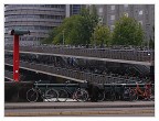parcheggio bici fuori dalla stazione dei treni ad Amsterdam......la signora stava "traffiacando" da 5 minuti attorno a quella bici.....o le si era bloccato il lucchetto della catena o era una ladra o........non era la sua bici ;-)...commenti e critiche sempre ben accetti!!