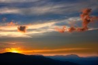 Le nuvole si divertono al tramonto Le nuvole si divertono al tramonto