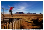 Skateboarding nella Monument Valley Skateboarding nella Monument Valley