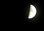 ..........prima volta che fotografavo la luna.....perch quell'alone bianco? e i bianchi bruciati? io pirla che non ho scattato in raw che forse avevo pi margine di correzione....ogni critica  ben accetta !!!!!!!!!!!!
