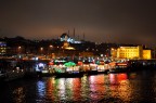 Foto scattata di notte nella bellissima Istanbul! 
Nikon D90/nikkor 18-105 a 22mm 
F3.8 - 1/5 sec - mano libera - ISO 500 
Commenti e critiche sempre ben accetti