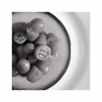 pomodorini in tazza rossa su piatto bianco pomodorini in tazza rossa su piatto bianco