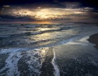 quando la spiaggia si svuota... solo il rumore del mare quando la spiaggia si svuota... solo il rumore del mare