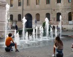 Originale fontana in una piazza di Vicenza..... I due piccoli sembrano incantati dallo zampillio dell'acqua.... A mia domanda
ad uno dei due se la fontana gli piacesse con un sorrisetto
strano mi ha risposto un inutile: MA....Anche io mi sono detto alla risposta un MA. La cosa  rimasta li..... Voi che ne dite amici?  Salutissimi e cordialit a chiunque si ferma alla mia foto
   CIAAOOOOOOOOO