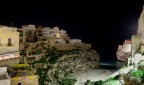 Notturno di un classico scorcio di Polignano a Mare (BA) Notturno di un classico scorcio di Polignano a Mare (BA)