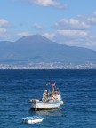 un peschereccio attraccato al posto vicino sorrento sullo sfondo il Vesuvio e Napoli 1/640 a F/5,6
