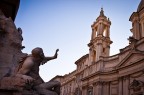 ROMA: PIAZZA NAVONA

Una leggenda, molto popolare ancora ai giorni nostri,  legata alla rivalit tra il Bernini e l'altro grande maestro del barocco, il Borromini. Si tramanda infatti che la statua del Rio della Plata tenga alzato il braccio per ripararsi dalleventuale crollo del campanile o della cupola della prospiciente chiesa di Sant'Agnese in Agone.

Ho Cercato di mimare la scena
Davide