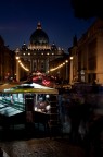 San Pietro e il piccolo mercatino San Pietro e il piccolo mercatino