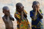 In alcuni villaggi del Benin la gente ha paura di essere fotografata. I bambini si "difendono" cos...