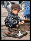 Questa  una foto scattata durante il mio viaggio in Vietnam. Stavo camminando per Ho Chi Min quando ad un incrocio vedo questo piccolo bambino che gioca con gli attrezzi del padre (che aggiustava motorini per strada). L'impegno che ci metteva faceva sembrare che stesse veramente lavorando per aiutare il padre. 
Commenti e critiche sempre ben accetti