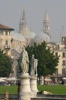 Sullo sfondo della Basilica del Santo, uno scorcio di Prato della Valle