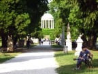 Vicenza... Parco Querini Sito quasi in pieno centro della citt
 Qui tutto  verde.....anzi verdissimo Al centro del parco...... 
 un laghetto..... un monticello....Un tempietto messo li dal Palladio
 quasi per ricordare.....la  sua basilica che i vicentini non possono....dimentiocare. Ciao a tutti dal vecchissino CARLINO