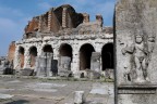 L'Anfiteatro Campano fu edificato a S. Maria Capua Vetere in Provincia di Caserta: er l che sorgevano le scuole dei gladiatori ed i migliore si esibivano a Roma nel Colosseo.
Dalla realizzazione di questo anfiteatro presero spunto per la costruzione del pi famoso Colosseo; infatti la realizzazione dell'anfiteatro Campano  antecedente a quello di roma.