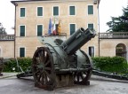 E' quasi a custodia del Museo del risorgimento assieme ad altri
colleghi dalla "canna" pi o meno lunga.....in Vicenza all'entrata
di una magnifica villa....Intorno tanto... e tanto verde....Che ne dite
amici vi piace l'accostamento?...E' il vecchio Carlino che ve lo 
 presenta,,,,,  CIAOOOOOOOO a chiunque di ferma a guardare....