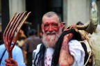 La scorsa settimana a Lisbona c'era una manifestazione di tradizioni e cultura popolare chiamata "Festival Internacional Mscara Ibrica". C'erano vari gruppi mascherati provenienti da varie regioni, penso non solo portoghesi. In mezzo a tutta quella gente si aggiravano personaggi "inquietanti" come questo signore.

Son graditi i commenti e pareri