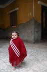 Bambina con poncho rosso, Egitto Bambina con poncho rosso, Egitto