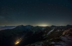 Monti Sibillini - dal Monte della Sibilla le luci del paesino di Foce di Montemonaco poi la valle del Lago di Pilato

Nikon D700; Focale 16 mm; due immagini sovrapposte da 20" e 98" a f/4; ISO 3200
