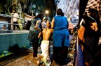 Kuala Lumpur, Malesia,
Un devoto durante il Tahipusam, affronta la lunga processione in ginocchio.