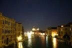 immagine notturna dal ponte dell'Accademia