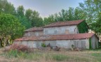 Questa casa abbandonata circondata da alberi l'ho fotografata al tramonto anche se gli alberi le facevano ombra.Visto che con la casa ben esposta il cielo era quasi sempre bruciato ho optato per l'HDR.Ho utilizzato(treppiede) 4 foto con ISO 100 f/8 e Ts da 1/13 sec. a 1/60 sec.L'immagine elaborata a colori  stata lavorata in post-produzione per rendere i colori pi saturi dell'originale. Spiegazioni,consigli e critiche costruttive sempre ben accette.