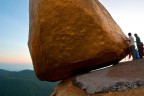 Myanmar. Secondo la tradizione la Roccia d'oro riesce a mentenersi in quella posizione grazie a un capello di Buddha contenuto nello stupa che la sovrasta.