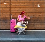 La cartomante parla da sola in attesa dei clienti. La cartomante parla da sola in attesa dei clienti.