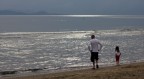 probabilmente padre e figlia: stessa postura, mani sui fianchi, piede dx leggermente alzato, sguardo verso il mare. Forse stanno pensando se  il caso di andare ancora a fare il bagno col sole al tramonto e il temporale che sta arrivando o forse no e mi sono immaginato tutto.
Luce orrenda lo so, ma mi piaceva l'atteggiamento perfettamente identico dei due.
exif: canon 550d /ob 55-250 is foc 60/t 500/f 5.6/iso 100
commenti sempre graditi.
Non so in che sezione postarla