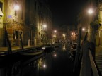 Venezia, di notte....
...Una calle vuota e silenziosa...
...e una nikon coolpix 775!