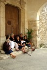 Con una saggezza che ha il sapore dei millenni, anziane donne tessono trame tratte dall'ordito della propria vita