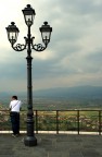 Il giovane non pare a suo agio negli angusti spazi dell'immensit di un lontano panorama
