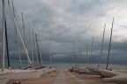 Mi  balzato all'occhio questo gruppo di barche a vela parcheggiate sulla spiaggia con un cielo drammatico.
dati exif:ISO 100 f14  Ts=1/100sec. 20mm.Suggerimenti e critiche ben accetti.