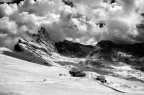 Seceda-Dolomiti, agosto scorso; tempo brutto, molto nuvolo, con forte rischio pioggia, ma capita qualche leggero sprazzo di luce: ripresa con Nikon D70 modificata per l'IR e conversione in BW.