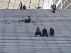..... sui gradini del Grand Arch de la Defense - Parigi ..... sui gradini del Grand Arch de la Defense - Parigi