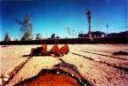 Sono da sempre affascinata dal degrado, credo che si spieghi dal fatto che ho vissuto 18 anni a Foggia :-)

Questa foto  stata scattata con una steopeica fatta di cartone e una pellicola 400 iso nel tardo pomeriggio di una giornata di agosto. Tempo di esposizione 10 secondi circa. 

Il punto di vista da terra  stato vincolato dalla necessit di avere un piano di appoggio (non siamo ancora dotati di cavalletto :-) )