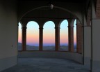 i portici del castello di Moncalvo sono una finestra sul mondo.
exif: canon 550d foc 29 mm- t 1/45- f 8- iso 400 mano libera
A voi...