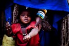 Un piccolo masai muove i primi passi, guidato dalla madre che lo protegge adombrandolo con le vesti.
L'immagine  stata salvata drammatizzando il contrasto e la grana della velocit ISO.

I commenti e le critiche sono sempre ben accetti.