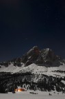 Il suggestivo Sass de Putia in val Badia sopra Antermoia in una vista notturna con luna piena.
K5 - sigma10-20@20 - iso100 - 99sec - f5,6