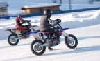 Sorpasso motard su ghiaccio Sorpasso motard su ghiaccio