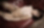 nudo con calze e divano rosso