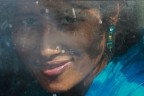 Bangladesh 2011. Una giovane mamma in un autobus a Dhaka.