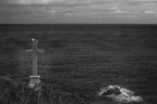 La croce commemorativa domina la scogliera a picco sul mare. 
Ho voluto enfatizzare la drammaticit dello scatto trasponendo da colore a bianco e nero l'immagine.
_________________