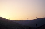 Parco eolico in sicilia al tramonto
