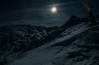 paesaggio alpino illuminato dalla luna