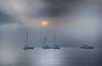 Alba, la bruma avanza, rimane solo un barlume di luce sullo sfondo.

                             Lago di Garda, gennaio 2013