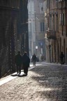 Passeggiata in una via deserta, nel primo pomeriggio di una domenica di fine gennaio.