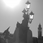 una foto controluce scattata a venezia, io personalmente (ed  la prima volta che mi compiaccio ) la trovo stupenda ma penso si possa migliorare la luce, ho provato a scurirla ma perdo i linemaenti del volto e schiarendola perde d'impatto, quindi come al solito mi affido ai vostri consigli, critiche e commenti